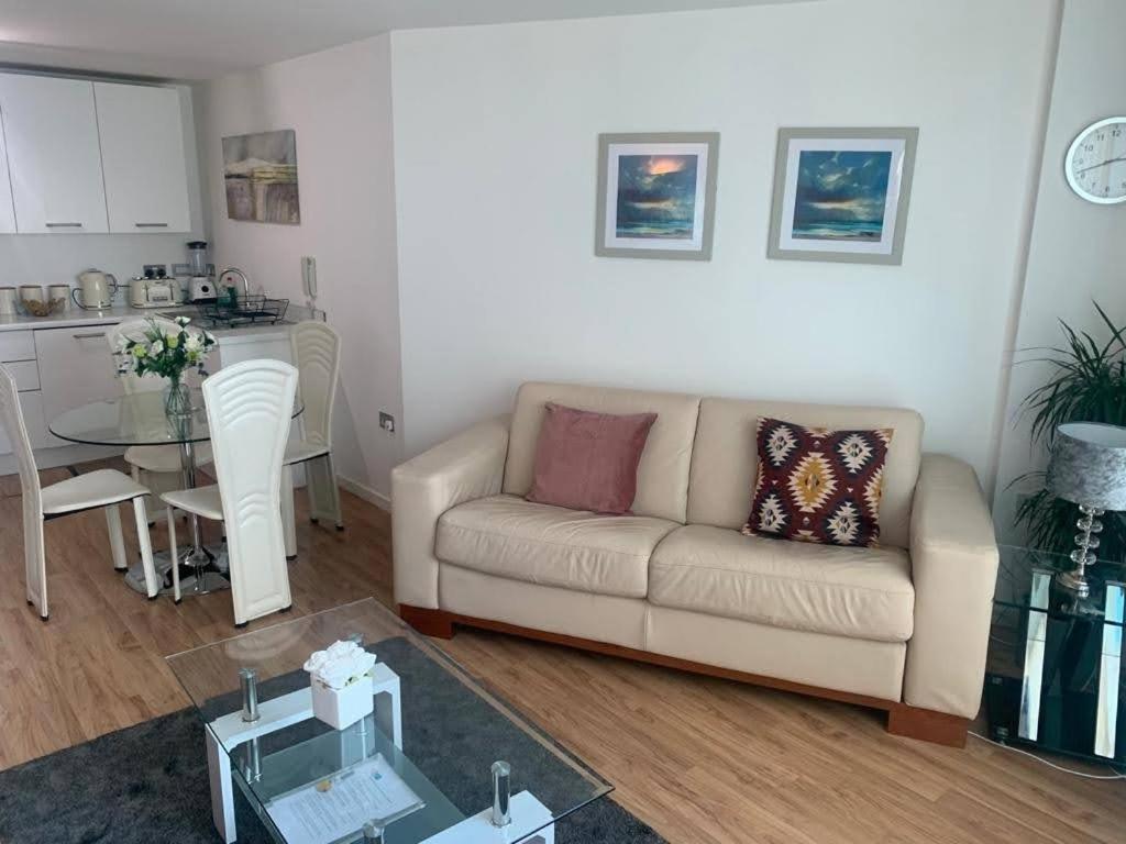 Marco Island -Spacious City Centre 2 Bedroom Apartment นอตติงแฮม ภายนอก รูปภาพ
