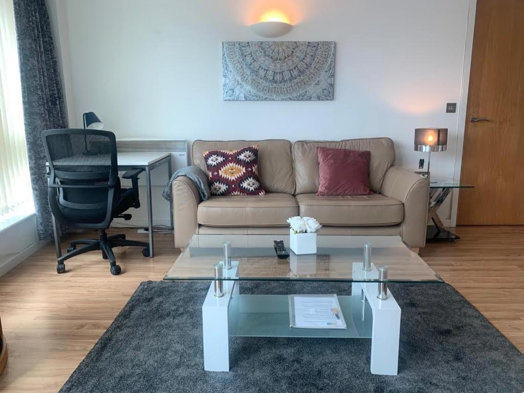 Marco Island -Spacious City Centre 2 Bedroom Apartment นอตติงแฮม ภายนอก รูปภาพ