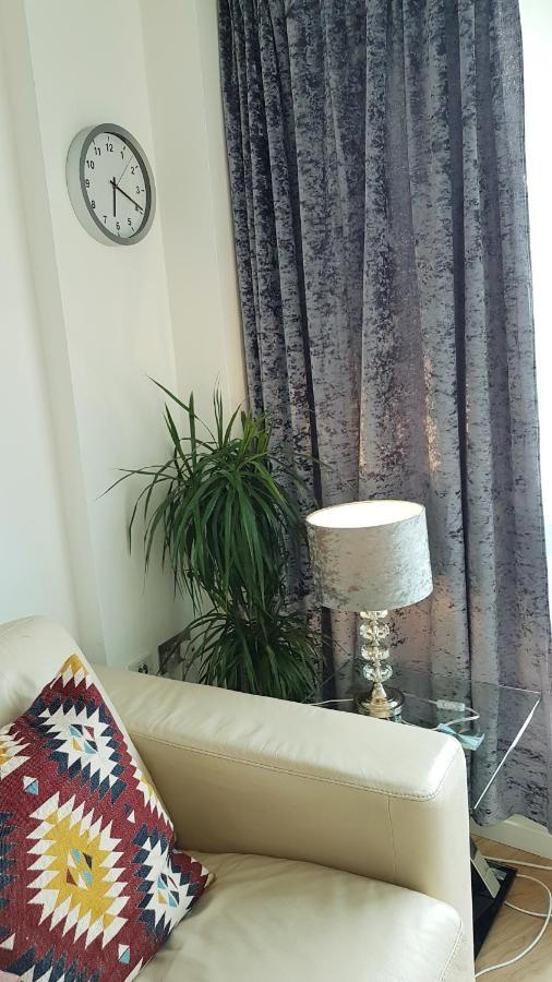 Marco Island -Spacious City Centre 2 Bedroom Apartment นอตติงแฮม ภายนอก รูปภาพ