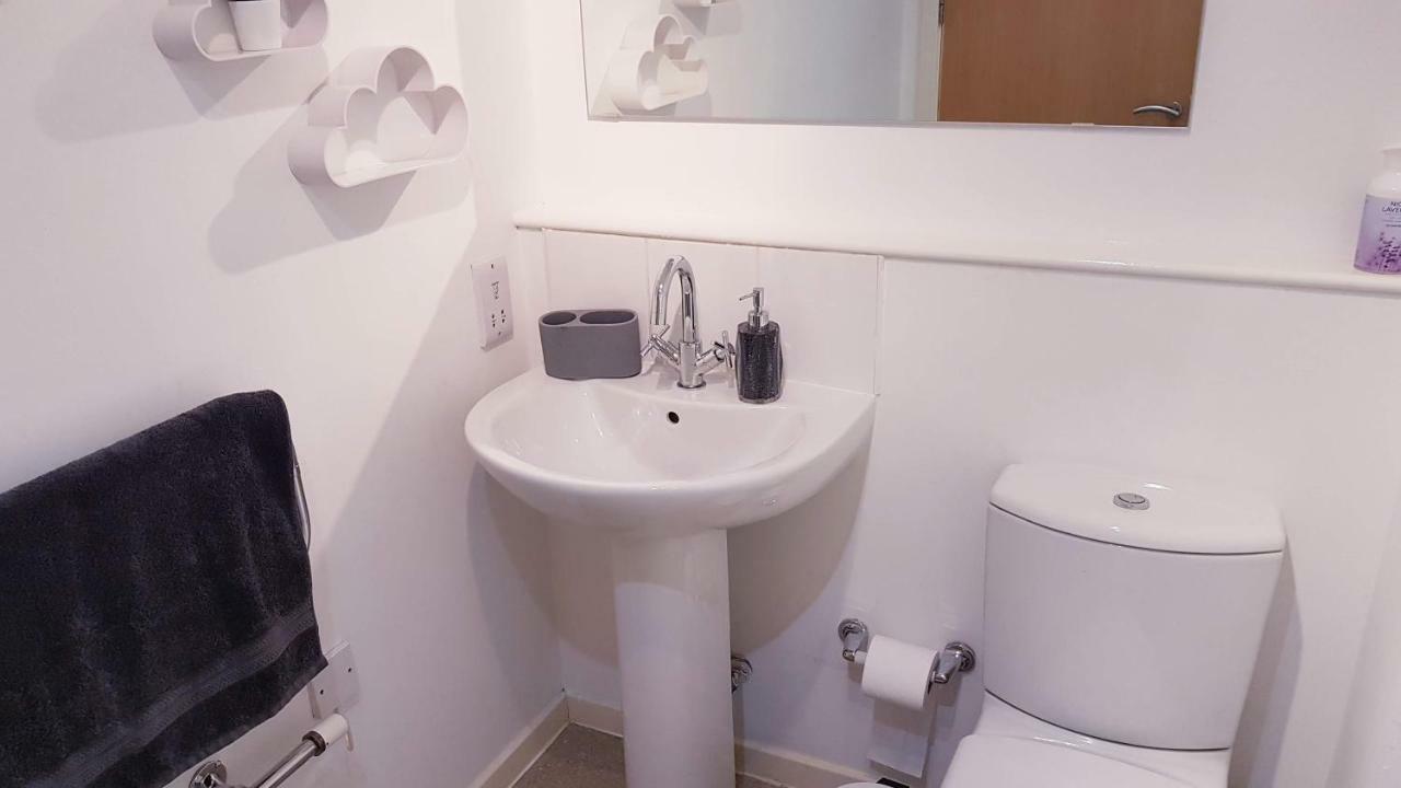 Marco Island -Spacious City Centre 2 Bedroom Apartment นอตติงแฮม ภายนอก รูปภาพ