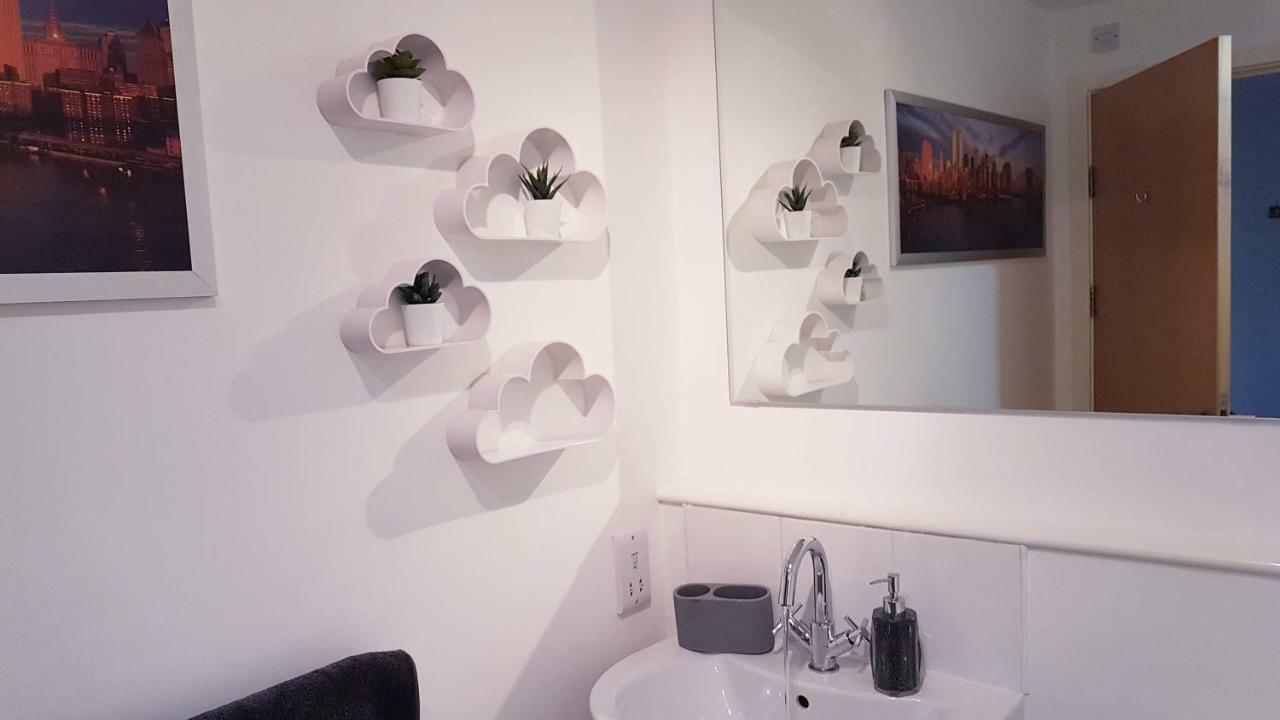 Marco Island -Spacious City Centre 2 Bedroom Apartment นอตติงแฮม ภายนอก รูปภาพ